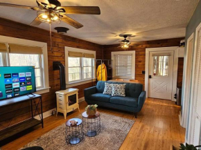 Cozy Cabin, Hot Tub, Fast 500Mbps Wi-Fi, Fireplace
